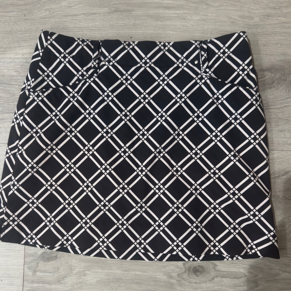 $8 Friday Nivo Golf Skort Skirt. Stylish Black and White Plaid Waist 15 1/2